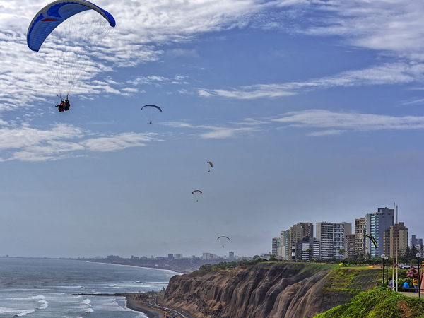 Portada de Paragliding along the Costa Verde in Miraflores